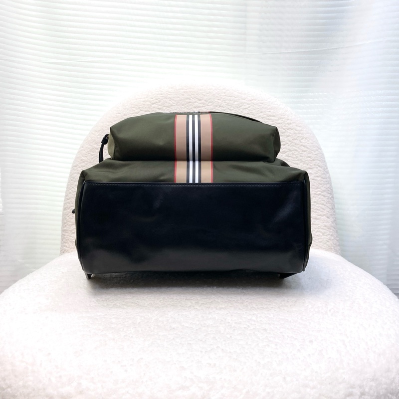 Burberry 巴寶莉綠色尼龍條紋後背包 燙印LOGO雙肩背包 8035765-5