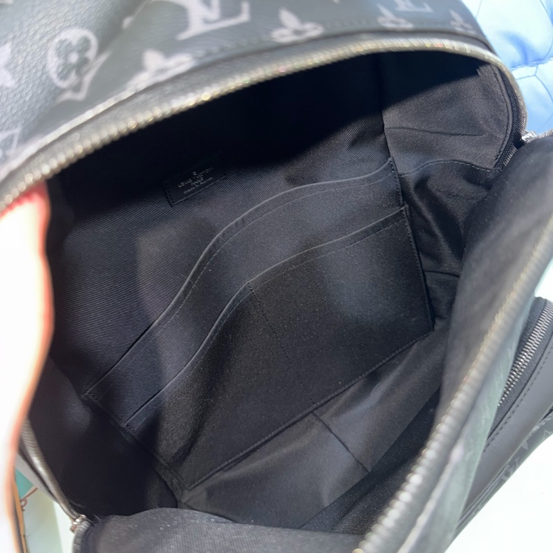 Louis Vuitton黑花後背包芯片款-8