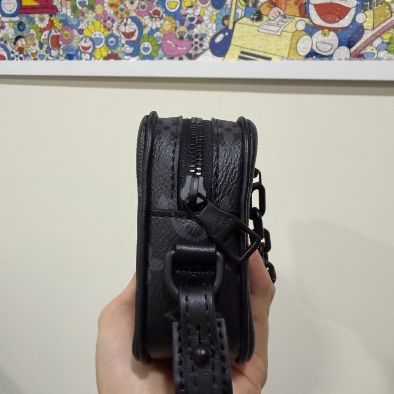 Louis Vuitton黑花手拿包芯片款-2