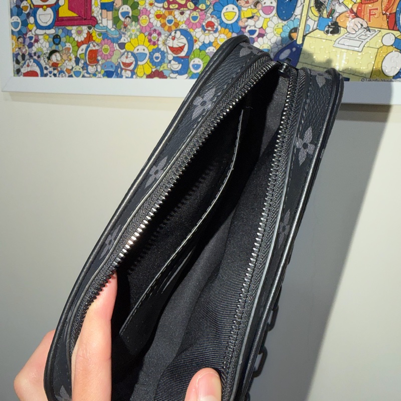 Louis Vuitton黑花手拿包芯片款-5