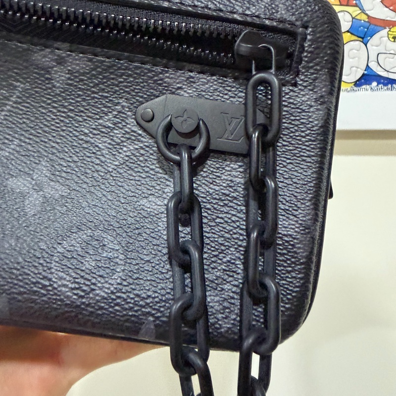 Louis Vuitton黑花手拿包芯片款-7