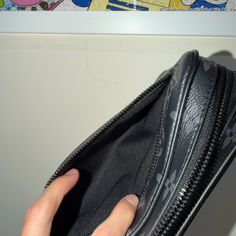 Louis Vuitton黑花手拿包芯片款-8