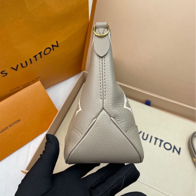 全新閒置全配🈶25年購證❤️ LV #Boulogne #大象灰 #新款 #牛角包 芯片款-8