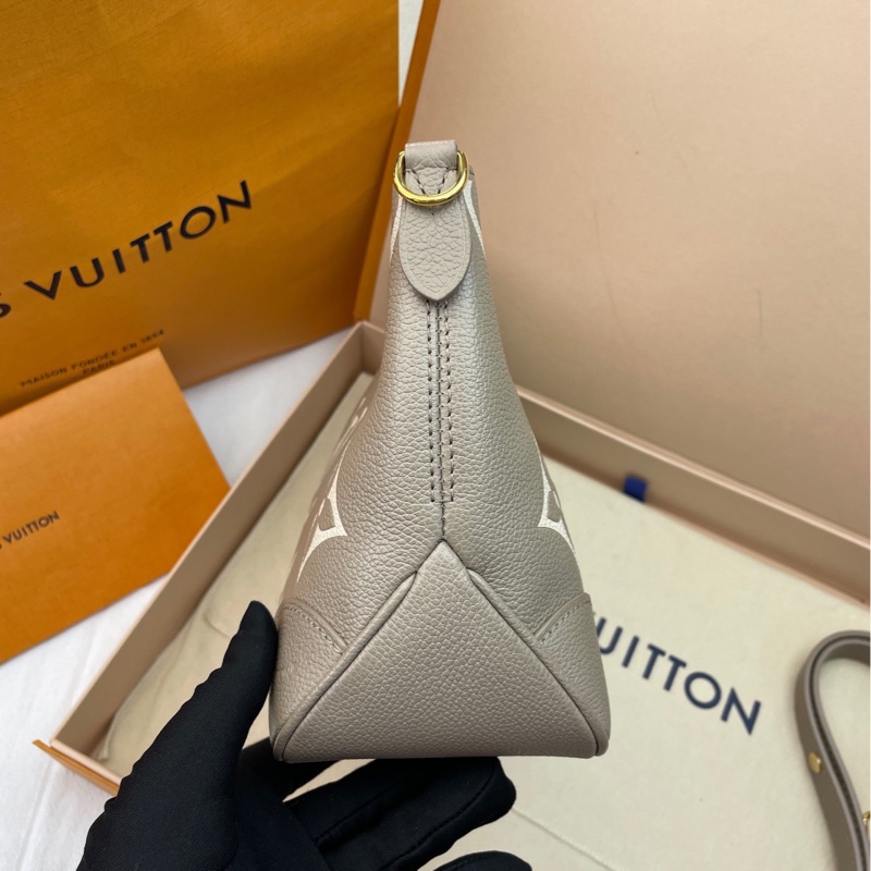 全新閒置全配🈶25年購證❤️ LV #Boulogne #大象灰 #新款 #牛角包 芯片款-9