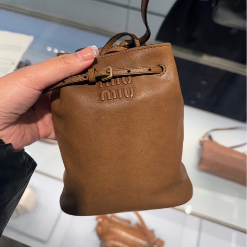 全新全配❤️ miumiu #水桶包 #做舊牛皮 #焦糖棕 #可可棕
