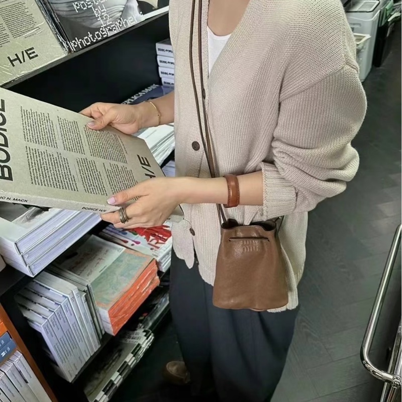 全新全配❤️ miumiu #水桶包 #做舊牛皮 #焦糖棕 #可可棕-1