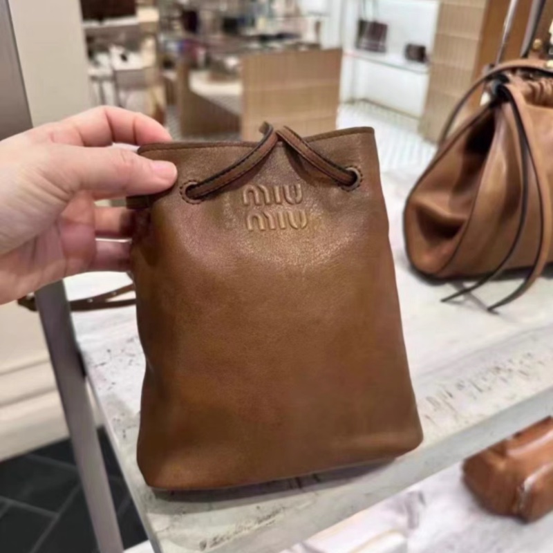 全新全配❤️ miumiu #水桶包 #做舊牛皮 #焦糖棕 #可可棕-3