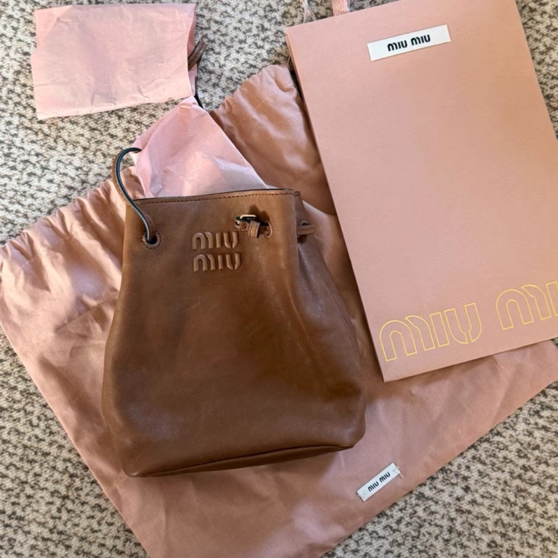 全新全配❤️ miumiu #水桶包 #做舊牛皮 #焦糖棕 #可可棕-5