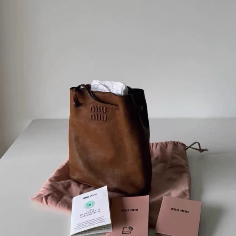全新全配❤️ miumiu #水桶包 #做舊牛皮 #焦糖棕 #可可棕-6