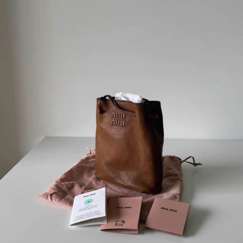 全新全配❤️ miumiu #水桶包 #做舊牛皮 #焦糖棕 #可可棕-7
