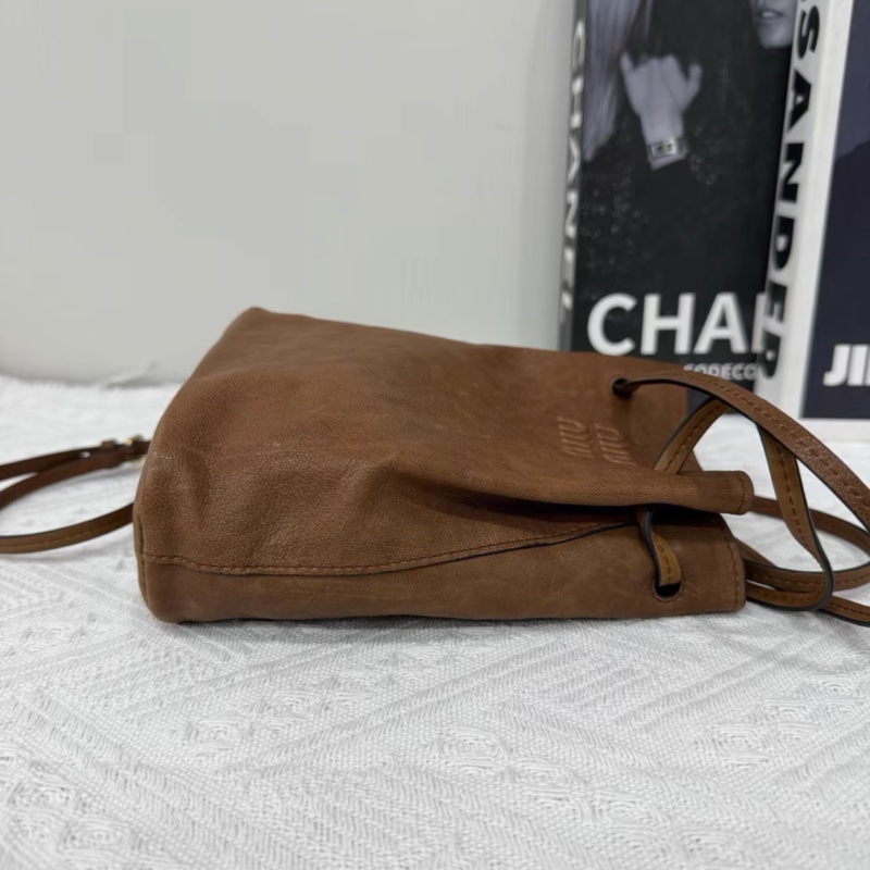 全新全配❤️ miumiu #水桶包 #做舊牛皮 #焦糖棕 #可可棕-10