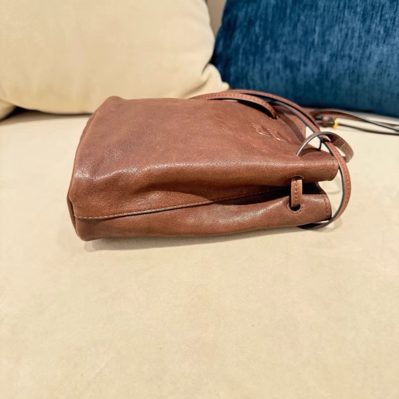 全新全配❤️ miumiu #水桶包 #做舊牛皮 #焦糖棕 #可可棕-15