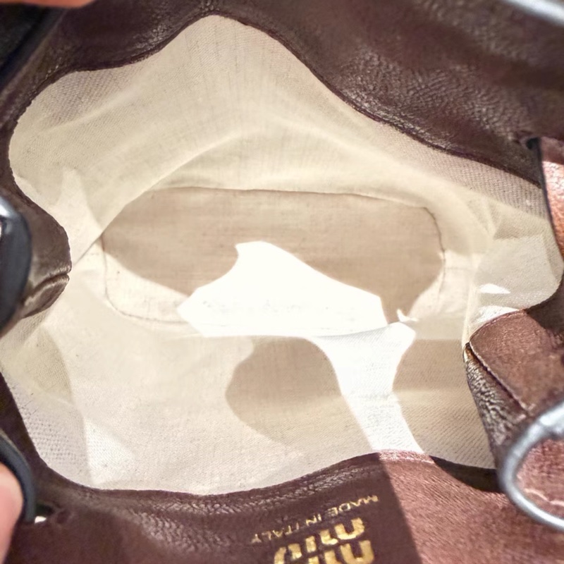 全新全配❤️ miumiu #水桶包 #做舊牛皮 #焦糖棕 #可可棕-17