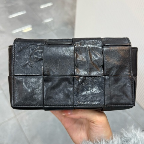 BOTTEGA VENETA BV 葆蝶家 Cassette 編織8格相機包/胸腰包