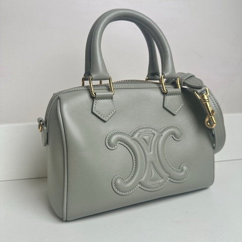 賽琳/Celine BOSTON TRIOMPHE小號光滑牛皮革波士頓包 113773DU3.29AG    牛皮革，翻毛牛皮革襯里 8 x 6 x 4英吋(20 x 14 x 10釐米)  有肩帶。