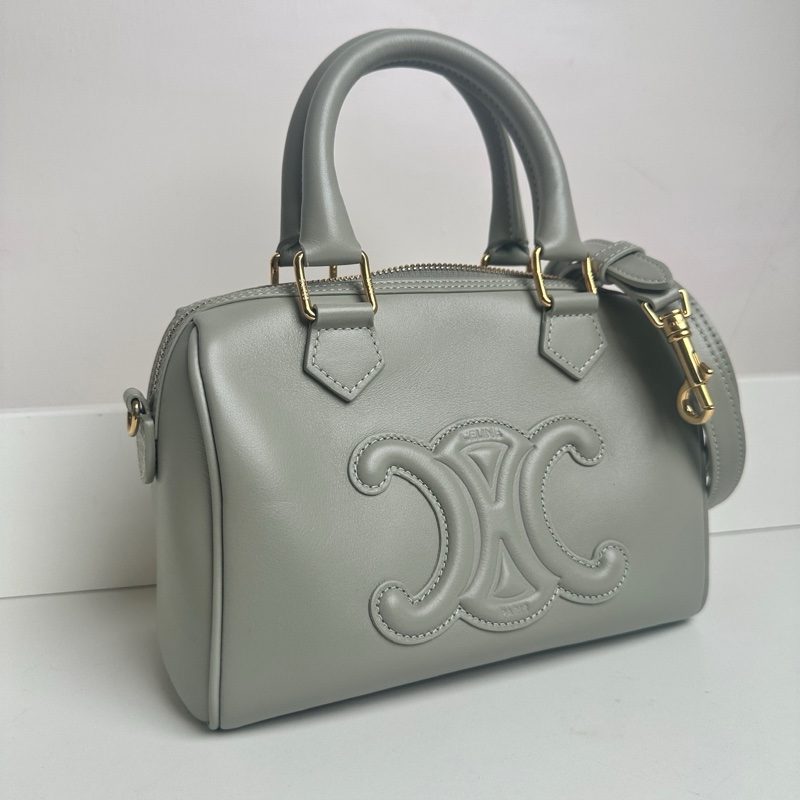 賽琳/Celine BOSTON TRIOMPHE小號光滑牛皮革波士頓包 113773DU3.29AG 牛皮革,翻毛牛皮革襯里 8 x 6 x 4英吋(20 x 14 x 10釐米) 有肩帶。-0