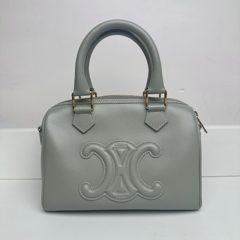 賽琳/Celine BOSTON TRIOMPHE小號光滑牛皮革波士頓包 113773DU3.29AG 牛皮革,翻毛牛皮革襯里 8 x 6 x 4英吋(20 x 14 x 10釐米) 有肩帶。-1