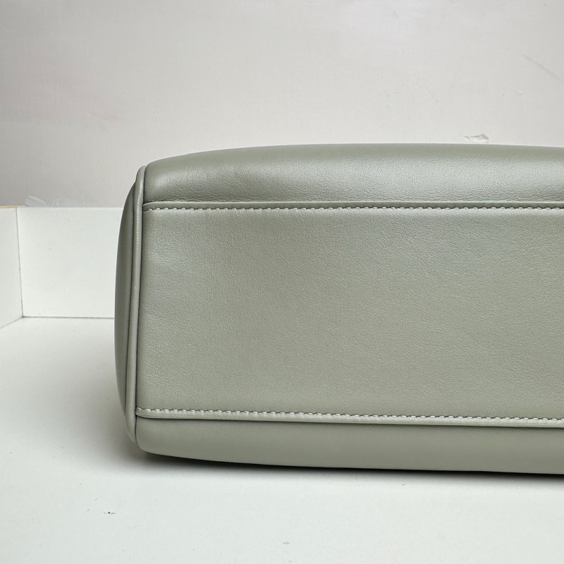 賽琳/Celine BOSTON TRIOMPHE小號光滑牛皮革波士頓包 113773DU3.29AG 牛皮革,翻毛牛皮革襯里 8 x 6 x 4英吋(20 x 14 x 10釐米) 有肩帶。-3