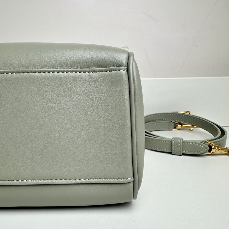 賽琳/Celine BOSTON TRIOMPHE小號光滑牛皮革波士頓包 113773DU3.29AG 牛皮革,翻毛牛皮革襯里 8 x 6 x 4英吋(20 x 14 x 10釐米) 有肩帶。-4