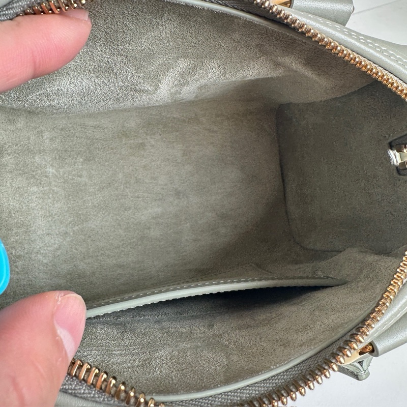 賽琳/Celine BOSTON TRIOMPHE小號光滑牛皮革波士頓包 113773DU3.29AG 牛皮革,翻毛牛皮革襯里 8 x 6 x 4英吋(20 x 14 x 10釐米) 有肩帶。-5