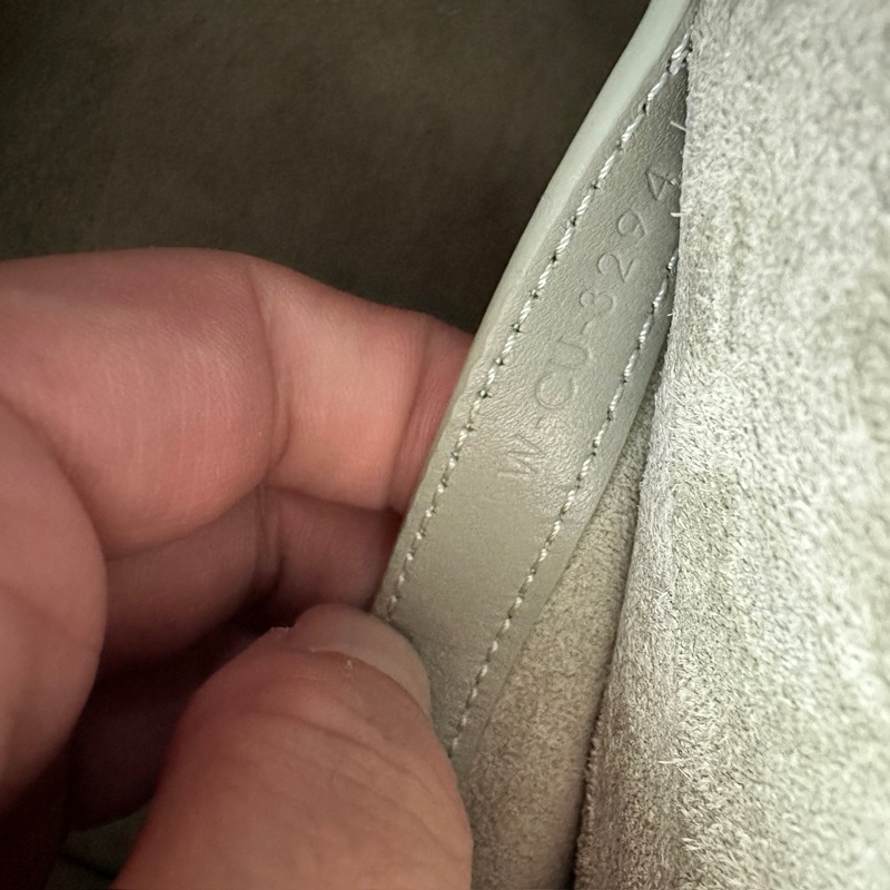 賽琳/Celine BOSTON TRIOMPHE小號光滑牛皮革波士頓包 113773DU3.29AG 牛皮革,翻毛牛皮革襯里 8 x 6 x 4英吋(20 x 14 x 10釐米) 有肩帶。-6