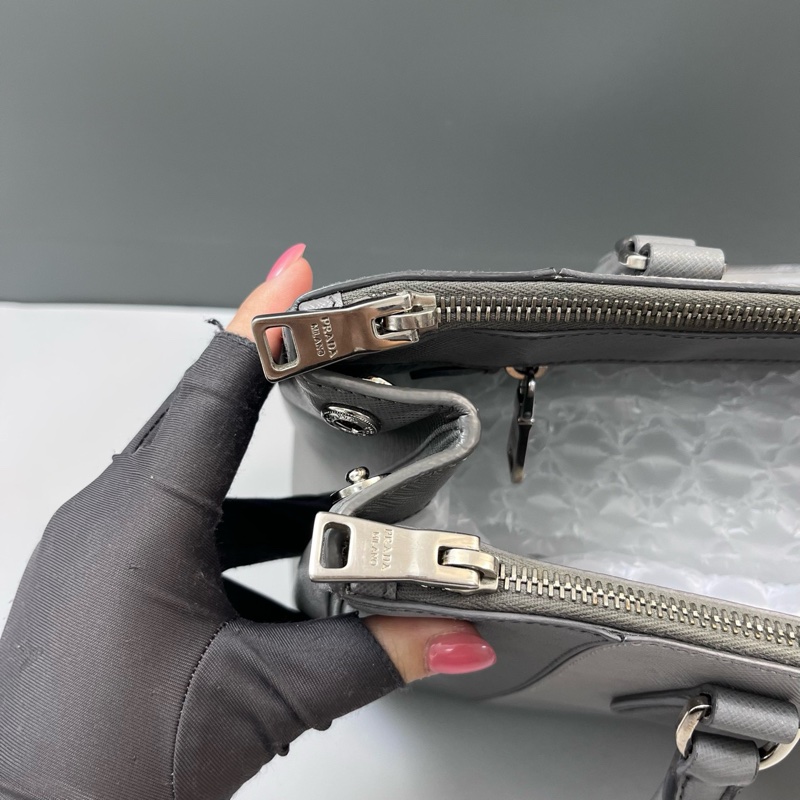 Prada普拉達拼色十字紋牛皮殺手包手提包 缺肩帶 尺寸34*25*16。-8