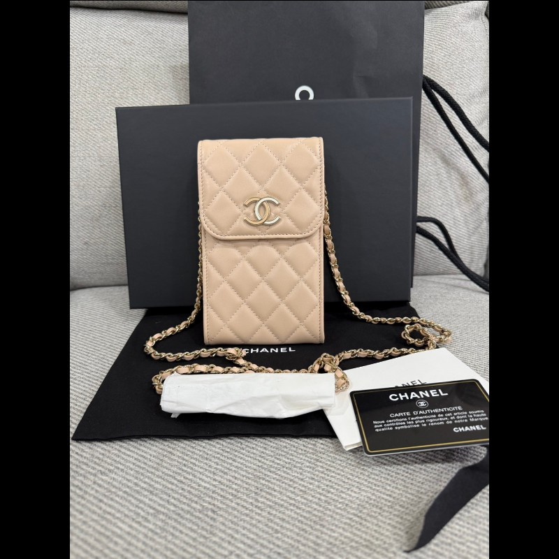 全新米色羊皮琺瑯雙C logo手機包-1