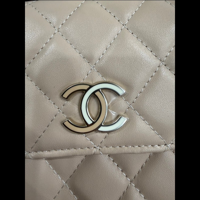 全新米色羊皮琺瑯雙C logo手機包-3