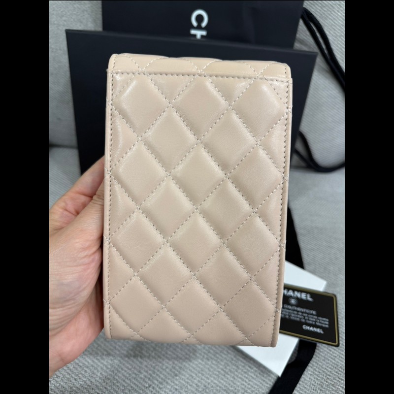 全新米色羊皮琺瑯雙C logo手機包-6