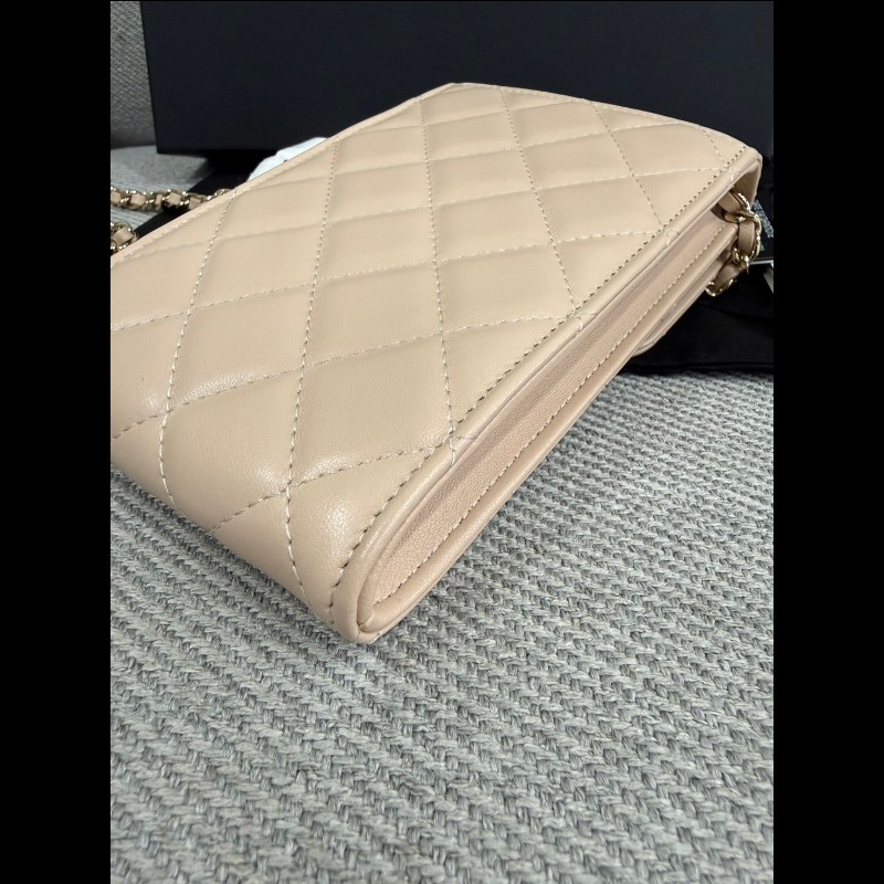 全新米色羊皮琺瑯雙C logo手機包-7