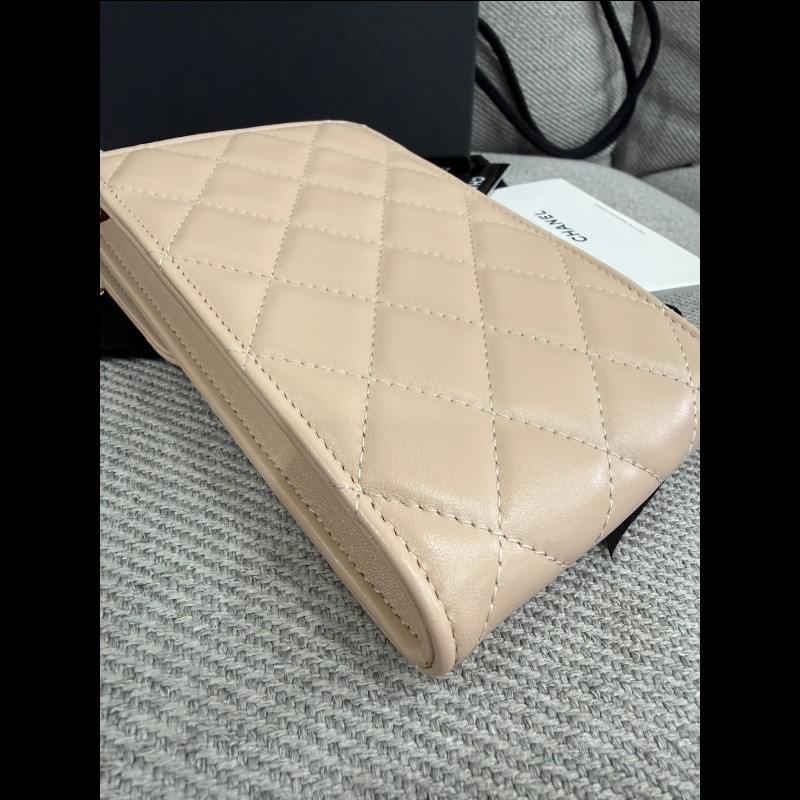 全新米色羊皮琺瑯雙C logo手機包-8