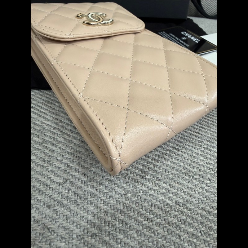 全新米色羊皮琺瑯雙C logo手機包-9