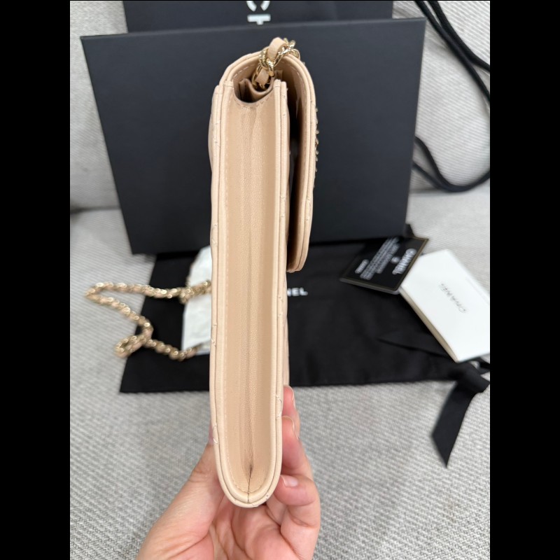 全新米色羊皮琺瑯雙C logo手機包-12