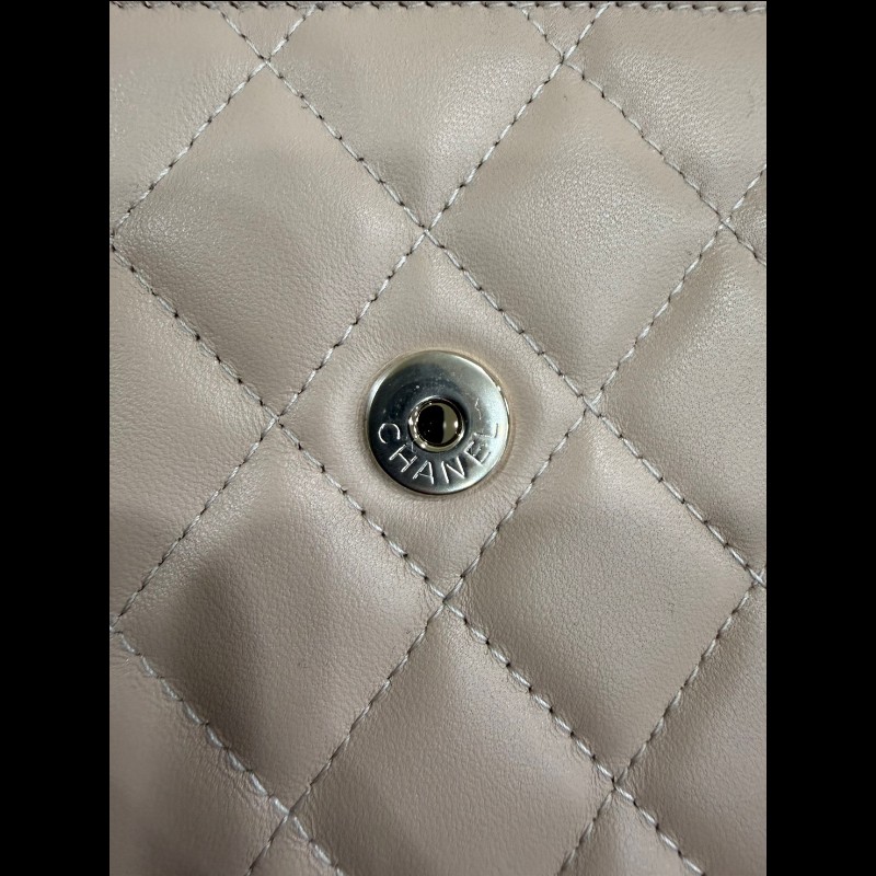 全新米色羊皮琺瑯雙C logo手機包-14