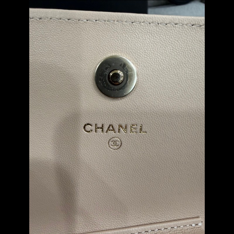 全新米色羊皮琺瑯雙C logo手機包-15