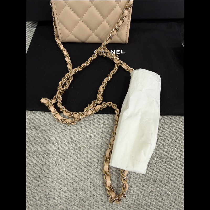 全新米色羊皮琺瑯雙C logo手機包-17