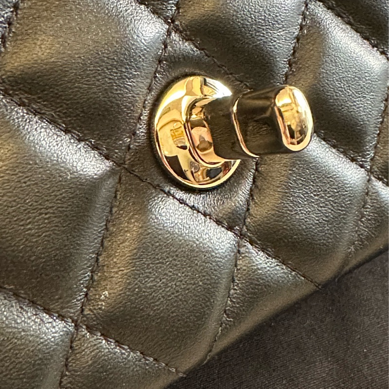 Chanel min coco 20 黑金晶片款-1