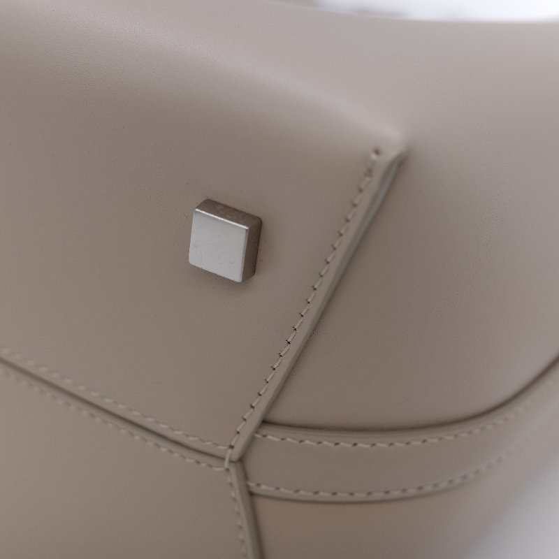 Saint Laurent 聖羅蘭 Le 37 米色 Queens 小牛皮 小型水桶包-9
