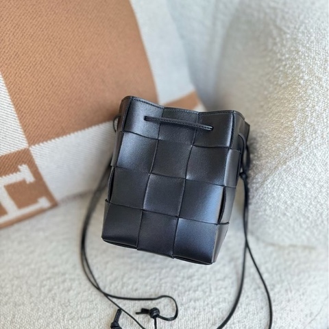 Bottega Veneta BV黑色牛皮 Cassette編織水桶包 Intrecciato斜背包 680218
