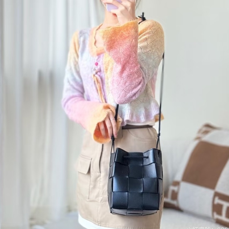Bottega Veneta BV黑色牛皮 Cassette編織水桶包 Intrecciato斜背包 680218-1