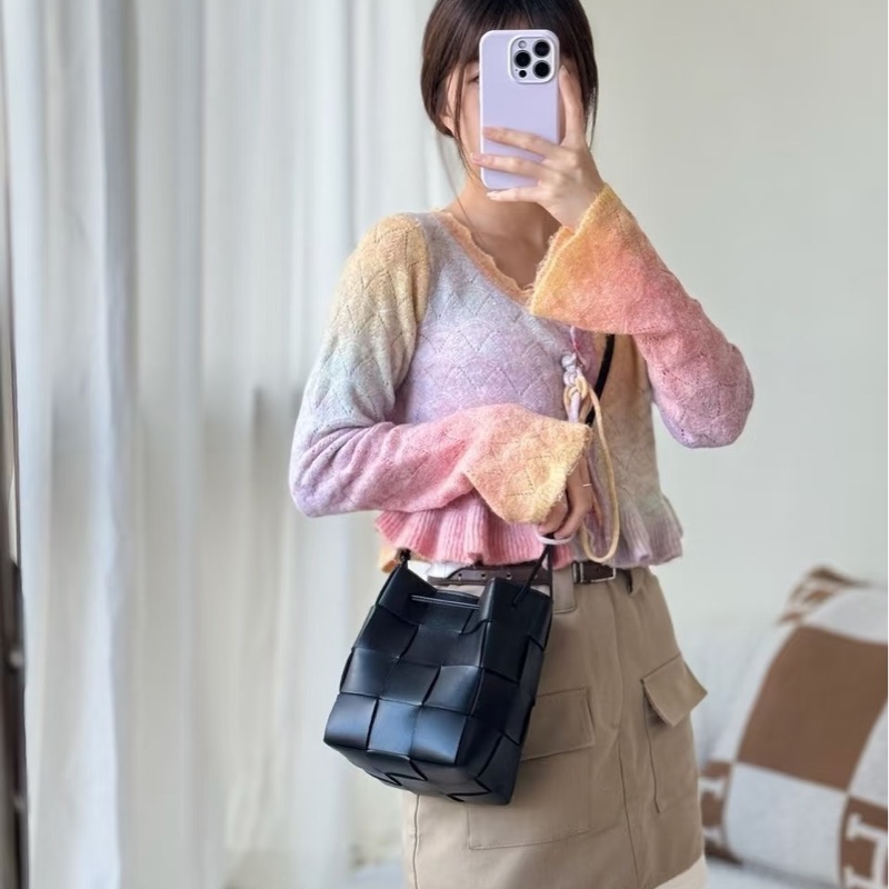 Bottega Veneta BV黑色牛皮 Cassette編織水桶包 Intrecciato斜背包 680218-2