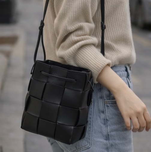 Bottega Veneta BV黑色牛皮 Cassette編織水桶包 Intrecciato斜背包 680218-4