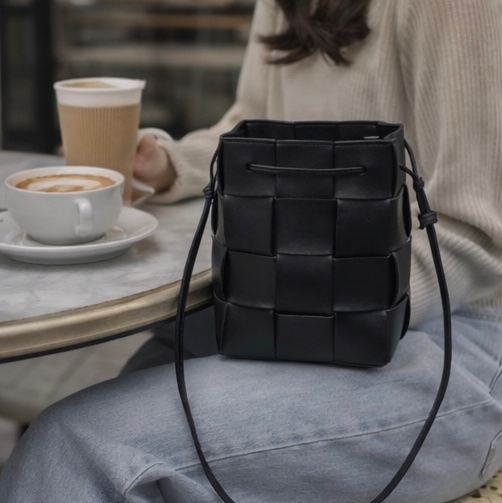 Bottega Veneta BV黑色牛皮 Cassette編織水桶包 Intrecciato斜背包 680218-5