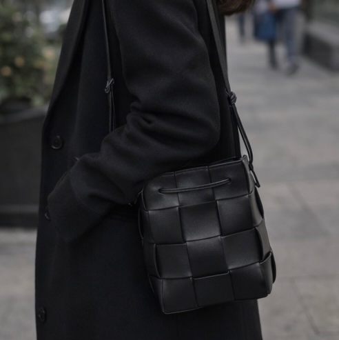 Bottega Veneta BV黑色牛皮 Cassette編織水桶包 Intrecciato斜背包 680218-6