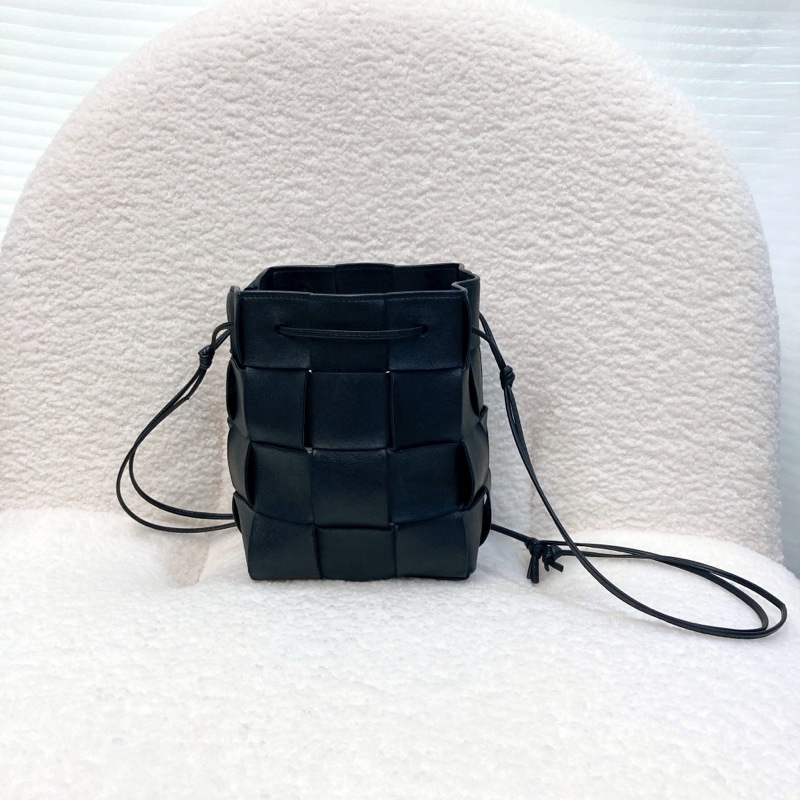 Bottega Veneta BV黑色牛皮 Cassette編織水桶包 Intrecciato斜背包 680218-7