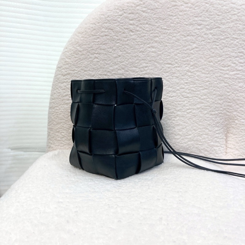 Bottega Veneta BV黑色牛皮 Cassette編織水桶包 Intrecciato斜背包 680218-8