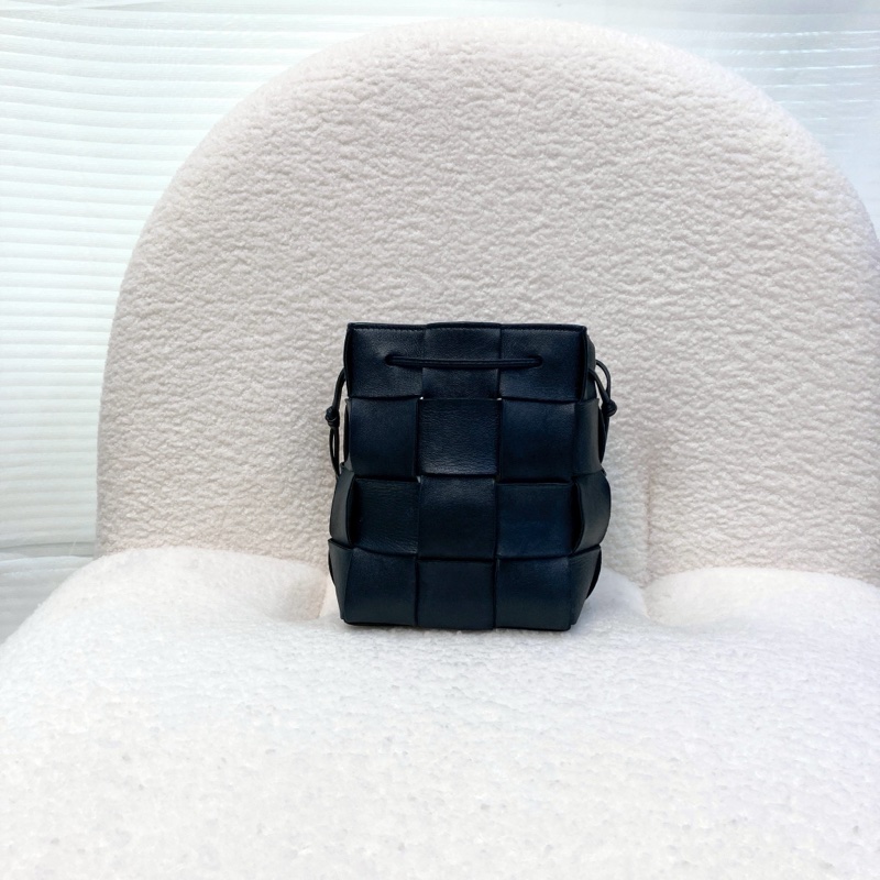 Bottega Veneta BV黑色牛皮 Cassette編織水桶包 Intrecciato斜背包 680218-10