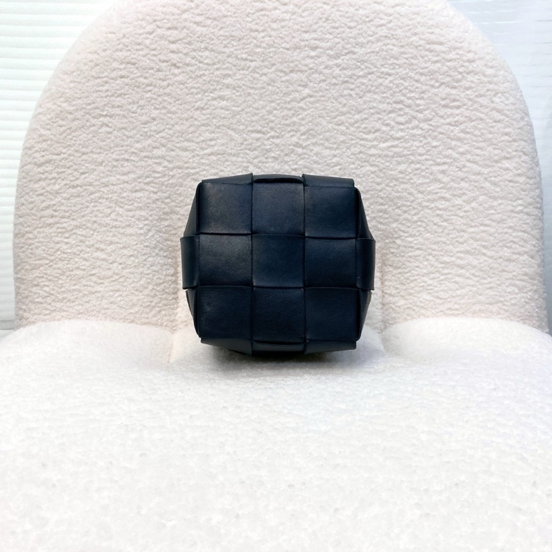 Bottega Veneta BV黑色牛皮 Cassette編織水桶包 Intrecciato斜背包 680218-11
