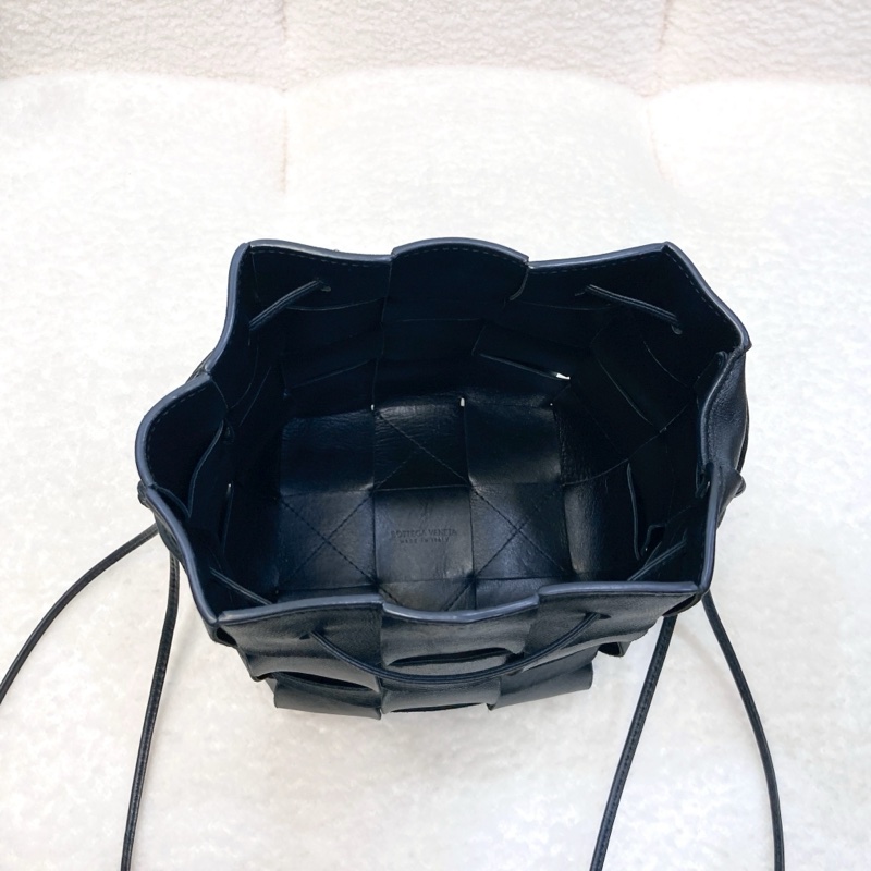 Bottega Veneta BV黑色牛皮 Cassette編織水桶包 Intrecciato斜背包 680218-12