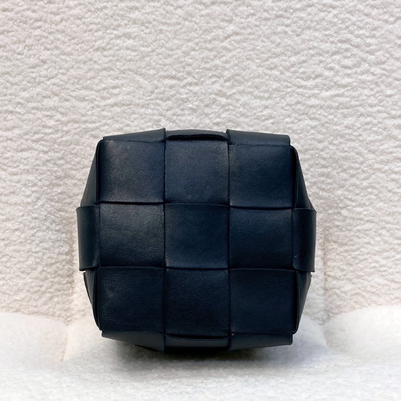 Bottega Veneta BV黑色牛皮 Cassette編織水桶包 Intrecciato斜背包 680218-13